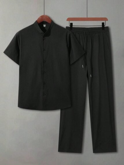 🛒Manfinity Homme Conjunto de Camisa de Manga Curta e Calça com Gola Padre Preta, Aparência Moderna e da Moda, Uso Casual, Traje Casual Maduro para Ir e Vir e Férias, Presente para Marido ou Namorado, Conjunto para Casal, Roupas Confortáveis