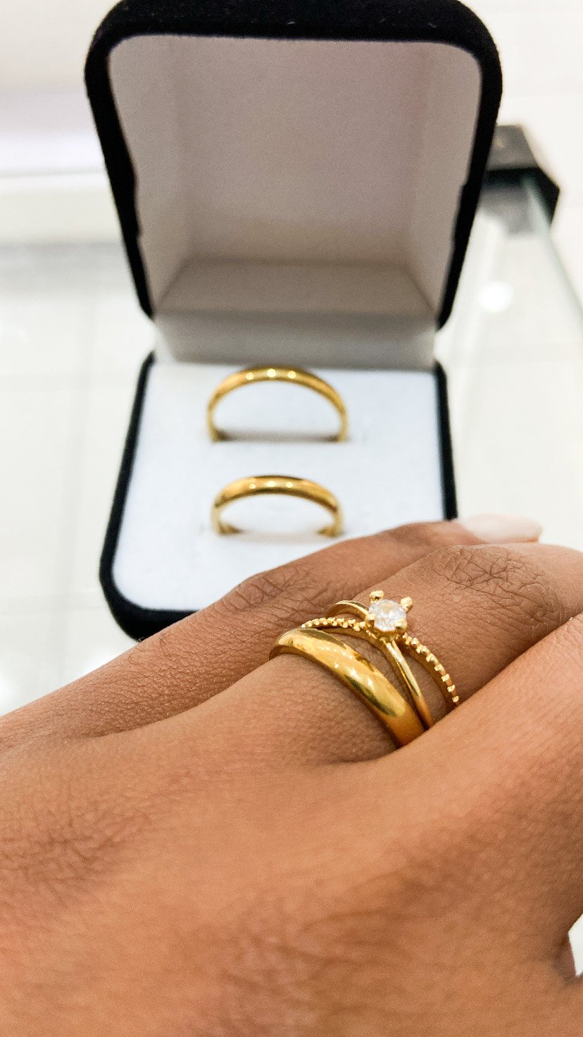 ALIANÇA EM AÇO INOXIDÁVEL + ANEL SOLITÁRIO COM ZIRCONIA