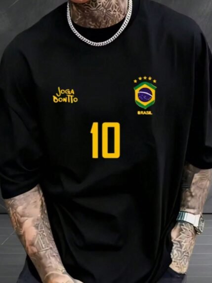 🛒Camiseta Masculina T-Shirt Brasil Número 10 Estilo Joga Bonito, Modelo Preto com Escudo da Seleção, Estrelas e Tipografia Amarela de Destaque, Perfeita para Torcedores que Buscam Visual Moderno, Streetwear Esportivo e Identidade Brasileira. A peça entrega estilo autêntico, referência ao futebol clássico, combinação versátil para treinos, jogos, festivais, viagens e uso diário. Ideal para quem curto representa o país com atitude, conforto e personalidade, compondo looks masculinos urbanos com presença e impacto visual incompará 400+ vendido