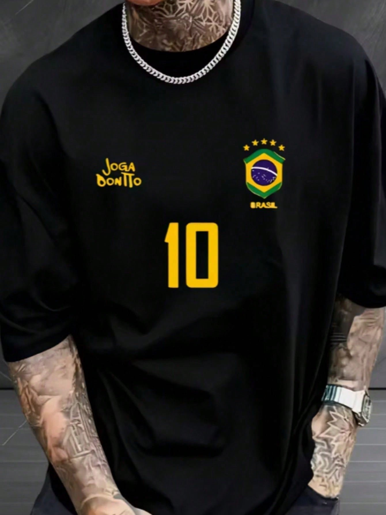 🛒Camiseta Masculina T-Shirt Brasil Número 10 Estilo Joga Bonito, Modelo Preto com Escudo da Seleção, Estrelas e Tipografia Amarela de Destaque, Perfeita para Torcedores que Buscam Visual Moderno, Streetwear Esportivo e Identidade Brasileira. A peça entrega estilo autêntico, referência ao futebol clássico, combinação versátil para treinos, jogos, festivais, viagens e uso diário. Ideal para quem curto representa o país com atitude, conforto e personalidade, compondo looks masculinos urbanos com presença e impacto visual incompará 400+ vendido